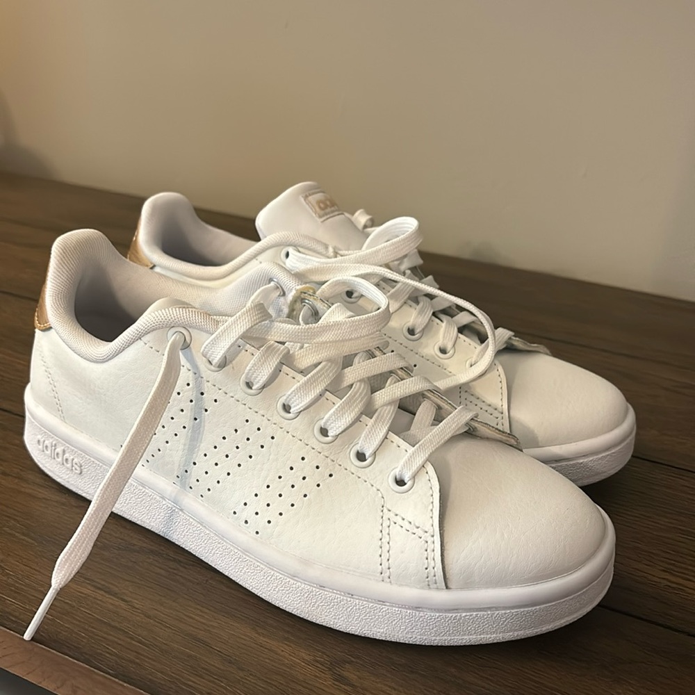 Brand new adidas “ADVANTAGE SHOES” size 7